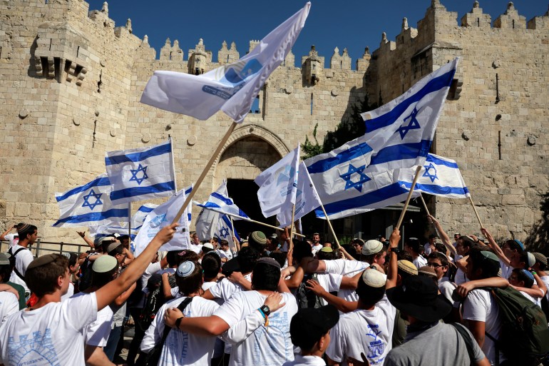 Warga Israel berbaris melalui gang-gang Kota Tua Yerusalem menuju Tembok Barat, mengibarkan bendera Israel pada 'Hari Yerusalem' untuk memperingati berdirinya kendali Israel atas kota tersebut.