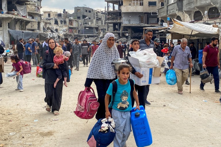 Pengungsi Palestina berjalan saat mereka meninggalkan daerah di Jalur Gaza utara menyusul perintah evakuasi Israel, di tengah konflik Israel-Hamas, di Jabalia, 6 Oktober 2024. REUTERS/Hussam Al-Zaanin TPX IMAGES OF THE DAY