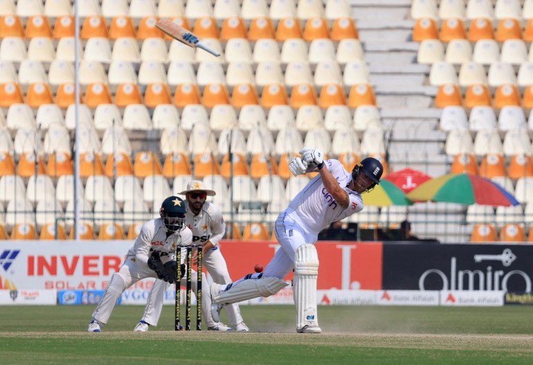 Kriket - Tes Kedua - Inggris v Pakistan - Stadion Kriket Multan, Multan, Pakistan - 18 Oktober 2024 Ben Stokes dari Inggris beraksi REUTERS/Akhtar Soomro TPX GAMBAR HARI INI