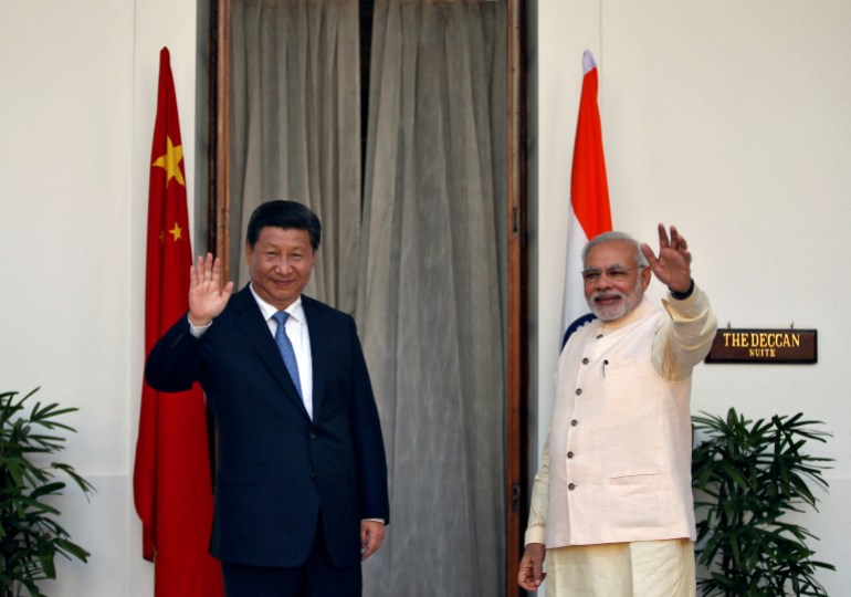 FOTO FILE: Perdana Menteri India Narendra Modi (kanan) dan Presiden Tiongkok Xi Jinping melambai ke media saat kesempatan berfoto menjelang pertemuan mereka di Hyderabad House di New Delhi, 18 September 2014. REUTERS/Ahmad Masood/File Foto