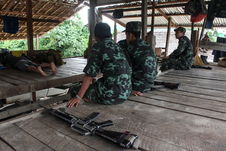 Tentara di Kompi ke-3, yang dikenal sebagai 'Kompi Muslim', beristirahat sambil memulihkan diri dari penyakit di barak mereka di Wilayah Tanintharyi, Myanmar.