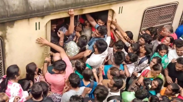 Penumpang menaiki kereta api di stasiun kereta Velachery untuk berangkat menuju pertunjukan udara dalam rangka Hari Angkatan Udara India (IAF) ke-92 di Pantai Marina, Chennai, Minggu, 6 Oktober 2024.