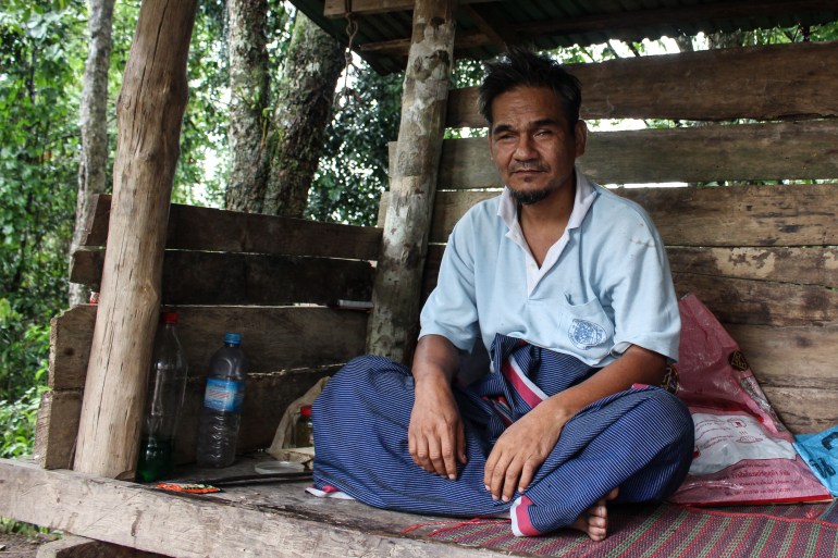 Mohammed Yusuf kehilangan penglihatannya akibat ledakan ranjau darat dua dekade lalu namun masih memimpin pos terdepan di hutan bersama pejuang muda Muslim (Lorcan Lovett/Al Jazeera)