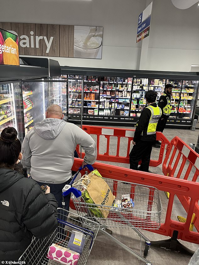 Pada bulan Maret, penghalang plastik dan staf keamanan yang mengenakan jaket dengan visibilitas tinggi berjaga-jaga di lemari pendingin di superstore Tesco.