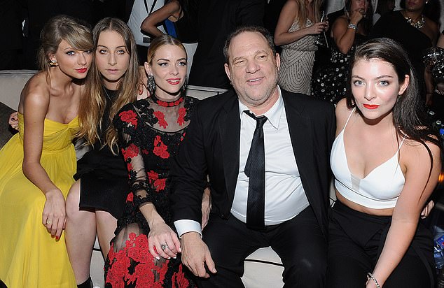 Weinstein dinyatakan bersalah di New York dan Los Angeles karena serangkaian pelanggaran seksual dan telah menjalani hukuman 23 tahun di pantai timur. Foto: Weinstein bersama (LR)Taylor Swift, Este Haim, aktris Jaime King dan Lorde pada tahun 2015