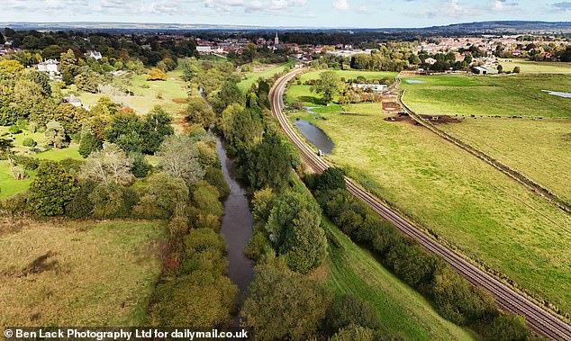 Sungai Derwent di Malton, Yorkshire Utara tempat unit pencarian air polisi mencari ibu satu anak, Victoria