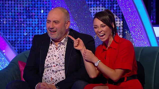 Wynne Evans dan rekannya di Strictly Katya Jones telah bersatu di tengah klaim 'tangan pengembara' di pinggangnya pada program hari Sabtu