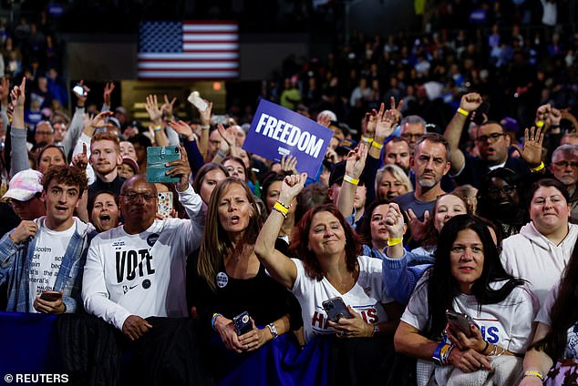 Reaksi para pendukung selama kampanye calon presiden dari Partai Demokrat dan Wakil Presiden AS Kamala Harris, di Erie, Pennsylvania,