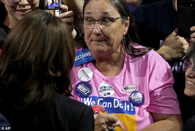 Calon presiden dari Partai Demokrat Wakil Presiden Kamala Harris, kiri, menyapa seorang pendukungnya setelah berbicara pada rapat umum kampanye di Erie Insurance Arena, di Erie, Pa.