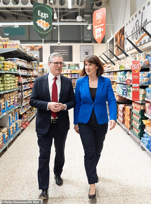 Sir Keir Starmer (kiri, bersama Reeves) kemarin memperingatkan Anggaran pada 30 Oktober akan 'sulit'