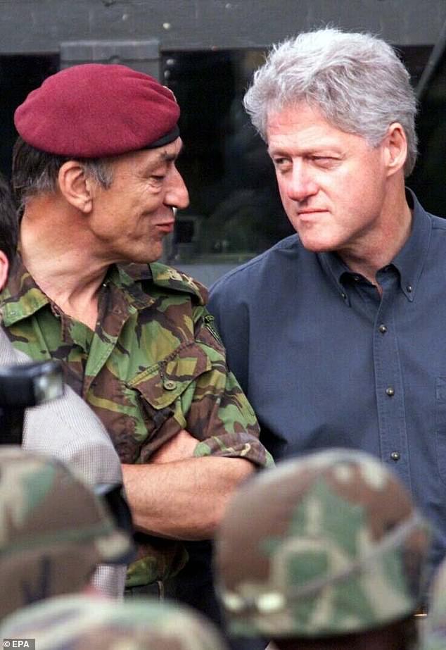 Setelah kematiannya, beberapa pejabat tinggi Angkatan Darat serta Angkatan Darat Inggris sendiri memberikan penghormatan yang menyentuh kepada veteran tersebut (Foto bersama mantan Presiden AS Bill Clinton)