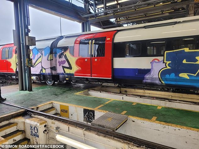 Vandalisme tersebut diyakini terjadi saat kereta berada di dekat persimpangan rel Latchmere, dekat Clapham