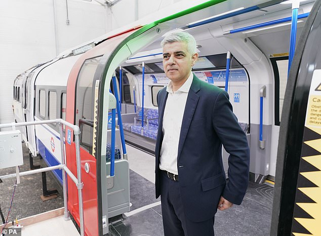 Walikota London Sadiq Khan saat berkunjung ke pabrik Siemens Mobility di Goole