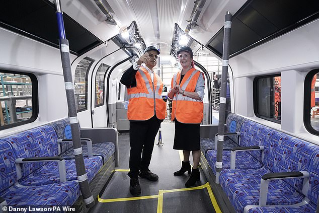 Sekretaris Transportasi Louise Haigh dan Walikota London Sadiq Khan, pada pembukaan Siemens' Rail Village senilai £200 juta di Goole, East Yorkshire