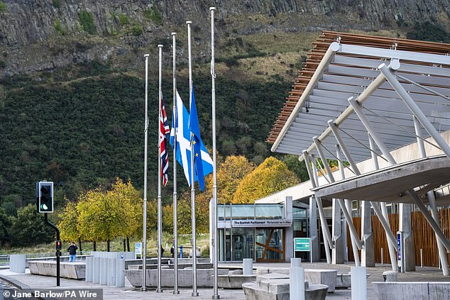 Bendera di luar Parlemen Skotlandia di Holyrood, Edinburgh, berkibar setengah tiang setelah kematian Alex Salmond.