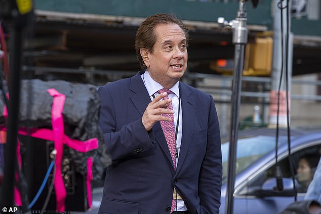 Pengacara non-Trump George Conway di luar gedung pengadilan Kota New York tempat kasus uang tutup mulut mantan presiden Donald Trump sedang berlangsung. Conway menjelek-jelekkan Trump selama kunjungannya ke persidangan mantan presiden di NYC dan sekarang dia mencoba menjebak Trump dengan membuat orang-orang secara curang mendaftar ke rapat umum MSG.