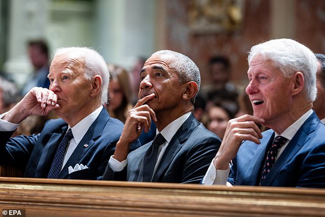 Presiden AS Joe Biden (Kiri), bersama mantan presiden Barack Obama (tengah) dan Bill Clinton (kanan) menghadiri upacara peringatan Ethel Kennedy, janda Robert F. Kennedy, di Katedral St. Matthew the Rasul di Washington, DC