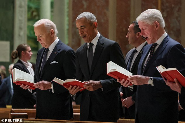 Biden, Obama dan Clinton bernyanyi saat upacara peringatan Ethel Kennedy pada hari Rabu