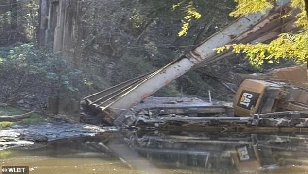 Jembatan di atas Strong River di Highway 149 di Mississippi runtuh karena 'kecelakaan di lokasi kerja' ketika seorang kontraktor sedang dalam proses menghancurkannya untuk proyek penggantian jembatan