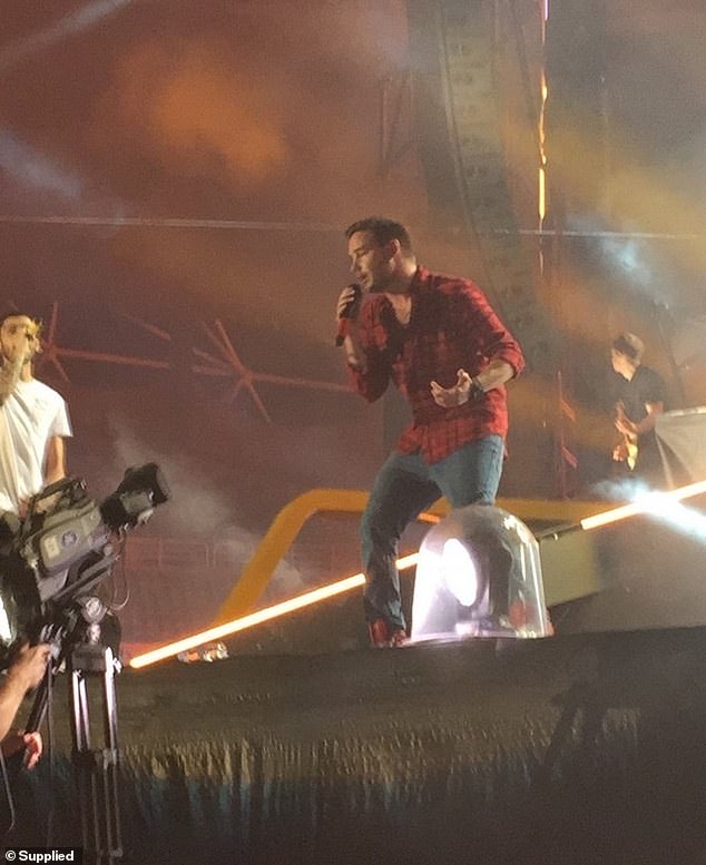 Foto adalah foto Liam yang saya ambil saat konser di Australia pada tahun 2015 (Niall di foto kiri)