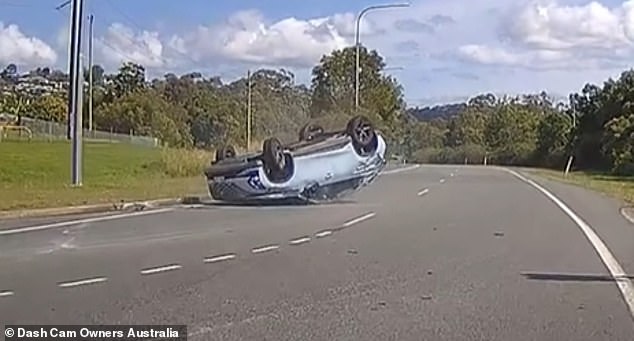 Tabrakan tersebut membuat mobil terbang di udara sebelum berhenti dalam posisi terbalik (foto) dan menyebabkan satu penumpang harus dibawa ke rumah sakit karena cedera leher ringan.