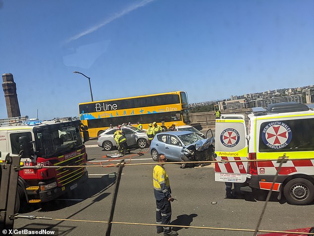 Dua pria tewas setelah empat mobil dan sebuah bus bertabrakan di Jembatan Pelabuhan Sydney (foto)