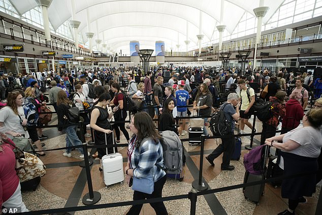 Bandara Internasional Denver dikelilingi oleh teori konspirasi yang menakutkan