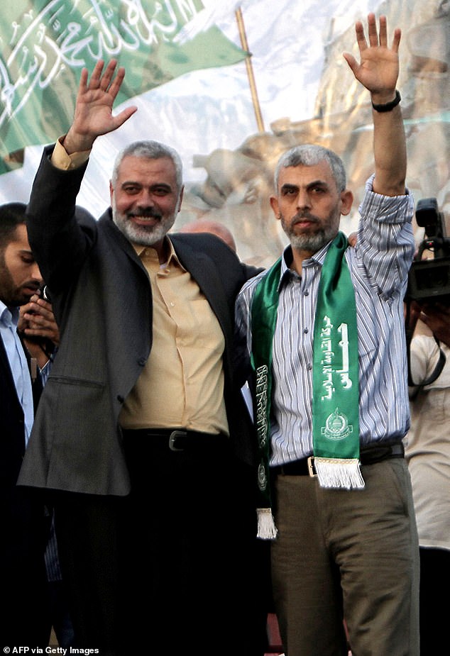 Sinwar menjadi pemimpin baru kelompok Palestina yang didukung Iran setelah pembunuhan mantan pemimpin politiknya Ismail Haniyeh (kiri) pada bulan Juli