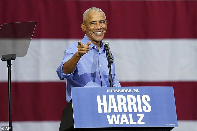 Mantan Presiden Obama pada rapat umum kampanye Wakil Presiden Kamala Harris di Pittsburgh pada 10 Oktober. Ia juga akan berkampanye di Arizona, Nevada, Michigan, dan Wisconsin dalam beberapa hari mendatang.