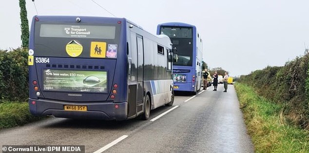 Dua puluh tujuh anak di dalam bus sekolah mengalami luka ringan dan satu anak di dalam bus mengalami luka berat