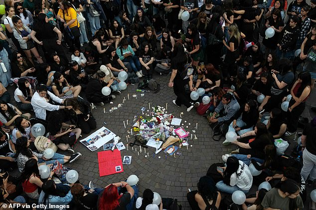 Fans menyalakan lilin saat mereka memberikan penghormatan kepada Liam Payne di Obelisco di Buenos Aires tadi malam