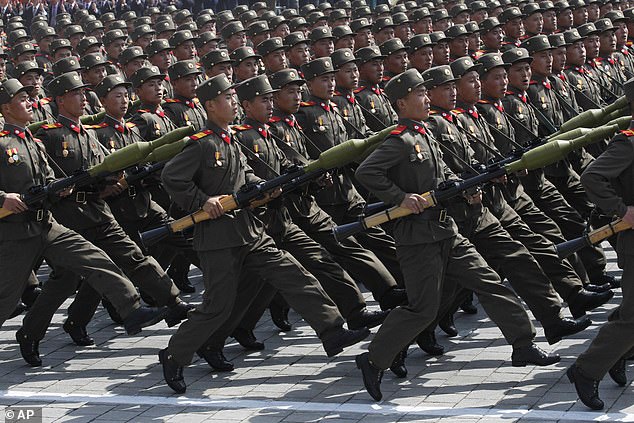 Tentara Korea Utara digambarkan berbaris dalam parade militer massal di Pyongyang