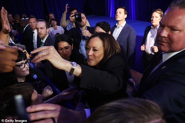 Calon presiden dari Partai Demokrat, Wakil Presiden Kamala Harris, menyapa para pendukungnya saat dia berkampanye di Michigan, negara bagian yang menjadi medan pertempuran utama, pada hari Jumat di Waterford, Michigan