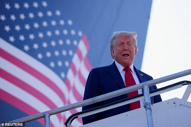 Calon presiden dari Partai Republik Donald Trump tiba dengan 'Trump Force One' di Bandara Detroit Metropolitan Wayne County, di Detroit, Michigan pada hari Jumat