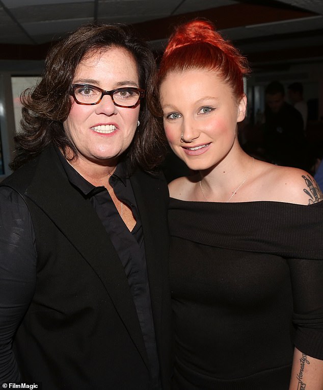 Rosie O'Donnell, 62 tahun, blak-blakan tentang perjuangan putrinya melawan kecanduan narkoba. Pasangan ini digambarkan di sini pada tahun 2016