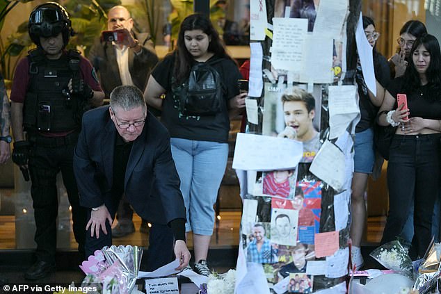 Geoff Payne (Kiri), ayah dari penyanyi pop One Direction Liam Payne, melihat ke tempat para penggemar memberikan penghormatan kepada mendiang putranya di luar CasaSur Hotel