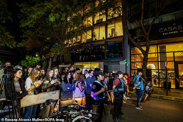 Fans menunggu di luar hotel pada hari Rabu setelah kematian mengejutkan sang bintang