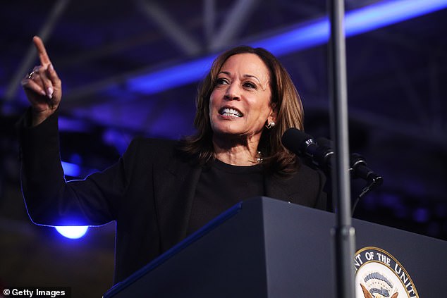 Harris mengadakan acaranya sendiri di Grand Rapids di mana dia juga mendesak para pemilih untuk datang ke tempat pemungutan suara. Pemungutan suara awal dimulai di seluruh negara bagian pada 26 Oktober