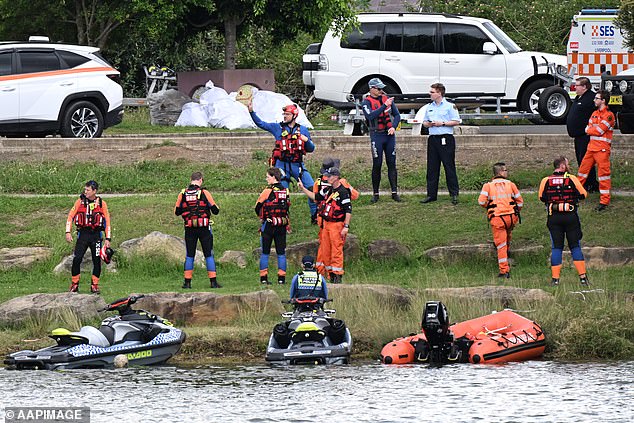 Layanan darurat bergegas ke jalur perahu di Shearer Park di Hollywood Drive, Lansvale, di Sungai Georges menyusul laporan bahwa seorang wanita dan dua anak berada di dalam air 'dalam kesulitan'