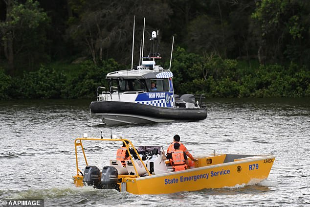 Polisi melancarkan pencarian dan penyelamatan besar-besaran terhadap kedua anak tersebut, namun pasangan tersebut ditemukan beberapa jam kemudian di dekat dermaga