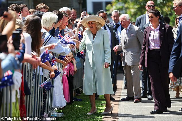 Raja Charles III dan Ratu Camilla menyapa massa saat berkunjung ke Gereja Anglikan St. Thomas