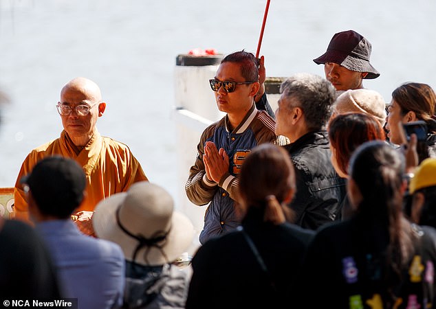 Sebuah upacara Budha diadakan pada hari Minggu di lokasi tragedi di barat daya Sydney