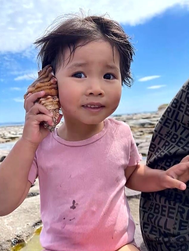 Hazel Nguyen terlihat menikmati hari di pantai sambil berduka karena keluarga dan teman-temannya yang terkejut