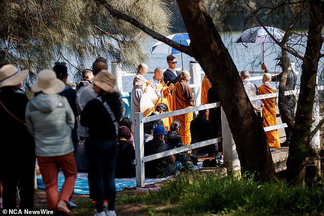 Orang-orang berkumpul untuk mengikuti kebaktian Buddha yang diadakan di Shearer Park di Lansvale di barat daya Sydney