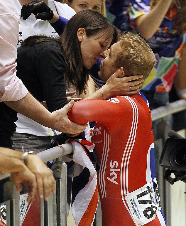 Sir Chris berfoto pada tahun 2012 memenangkan final Keirin Putra di Melbourne, bersama istrinya Sarra Hoy