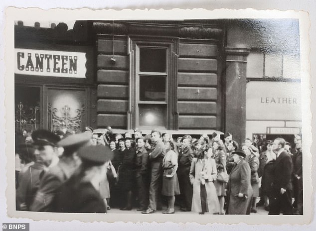 Perayaan Hari VE di London pada tahun 1945. Gambar-gambar tersebut akan dilelang di C&T Auctions