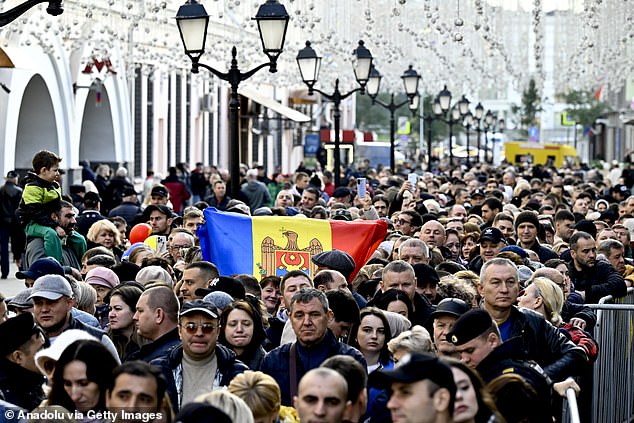 Warga Moldova yang tinggal di Moskow terlihat mengantri untuk memilih di TPS pada pemilu Moldova 2024