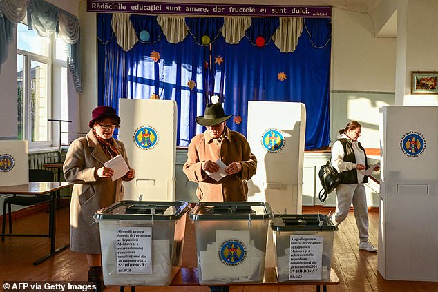 Masyarakat memberikan suara mereka saat memberikan suara dalam pemilihan presiden dan referendum untuk bergabung dengan Uni Eropa