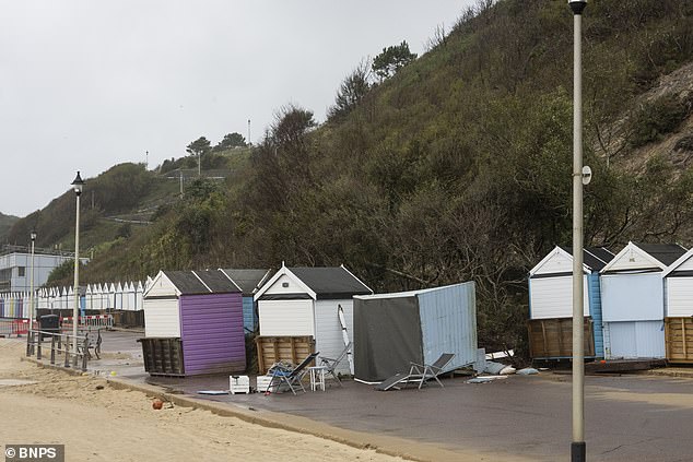 Buntut dari tanah longsor yang menyapu bersih deretan pondok pantai di Bournemouth kemarin