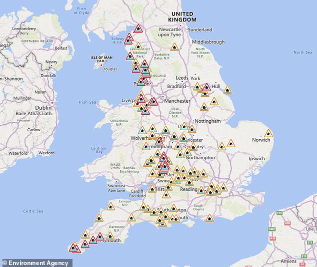 Badan Lingkungan Hidup memiliki 43 peringatan banjir (berwarna merah), di mana diperkirakan akan terjadi banjir, berlaku untuk Inggris, 96 tempat lainnya (dalam warna kuning) dikeluarkan dengan peringatan banjir tingkat rendah hari ini